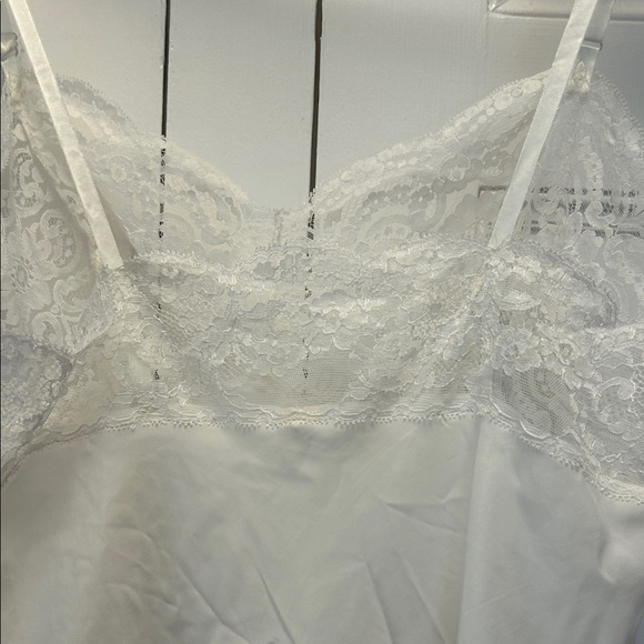 Chic White Lace Chemise - Picture 4 of 9